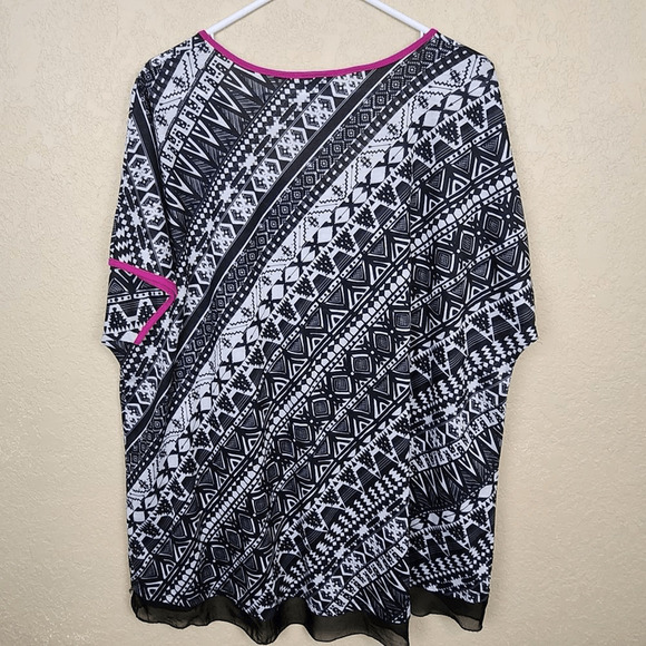Catherines Black and White Geometric Print Sequin Top w/Pink Trim 1X (3097) - Picture 2 of 5
